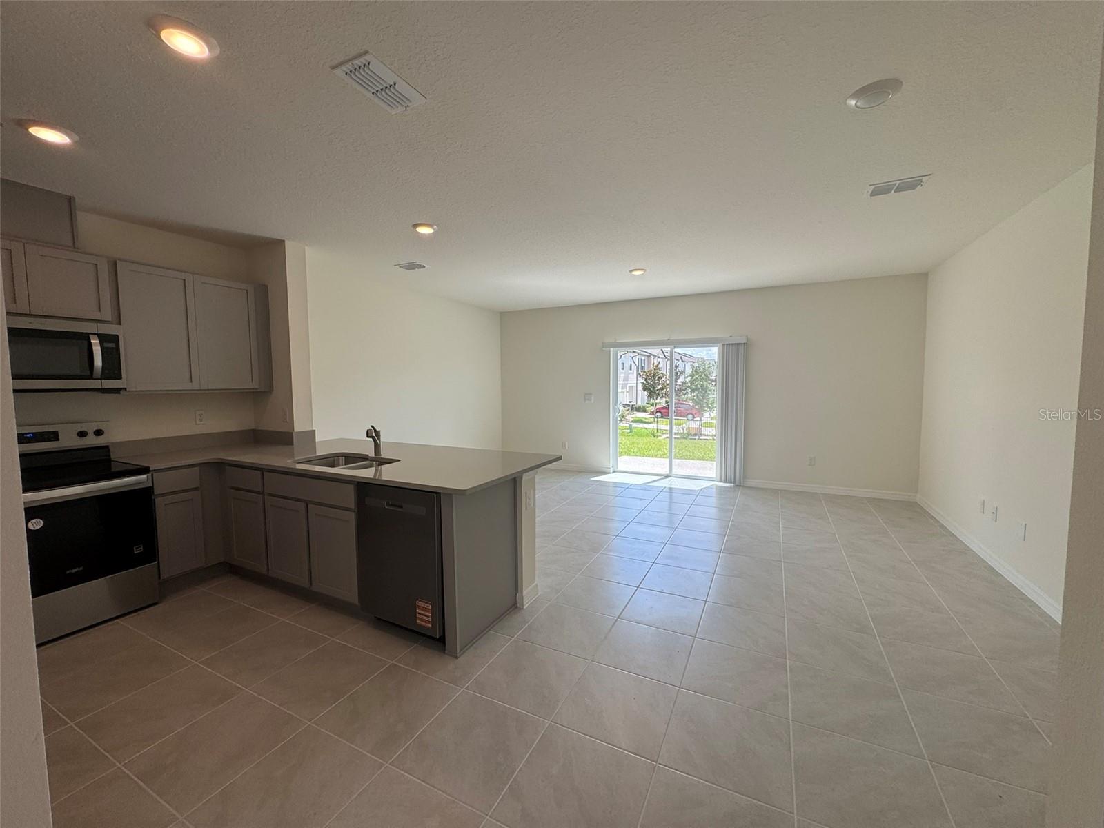 DANBURY/RIDGEWOOD LAKES - Residential Lease