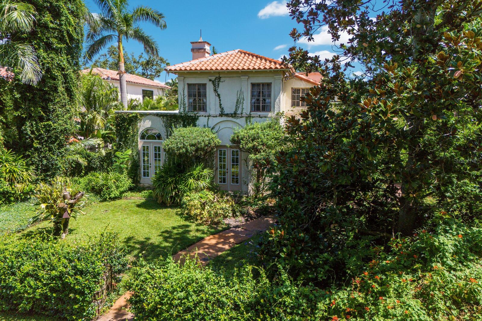 457 WOODLAND DRIVE