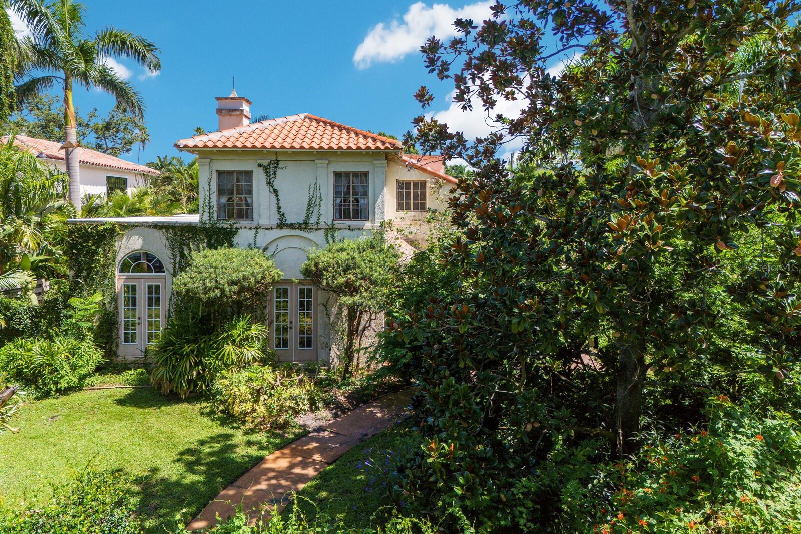 457 WOODLAND DRIVE