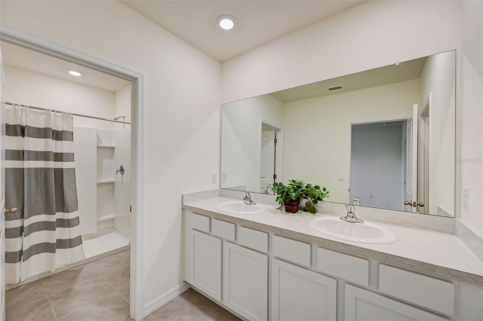 PROMENADE EAST - Residential