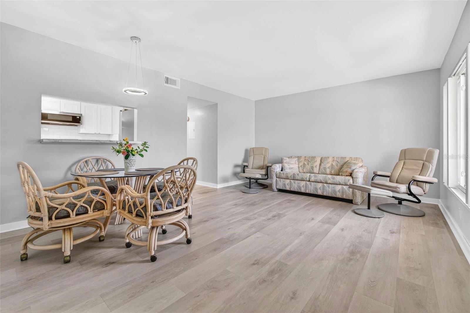 2466 ECUADORIAN WAY 20