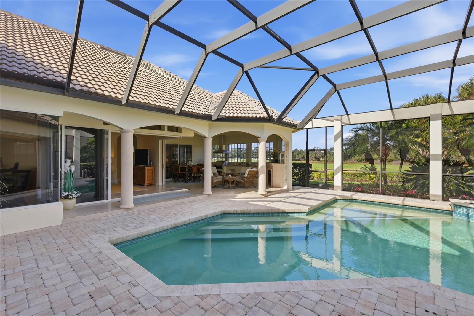 FOUNDERS CLUB - Residential