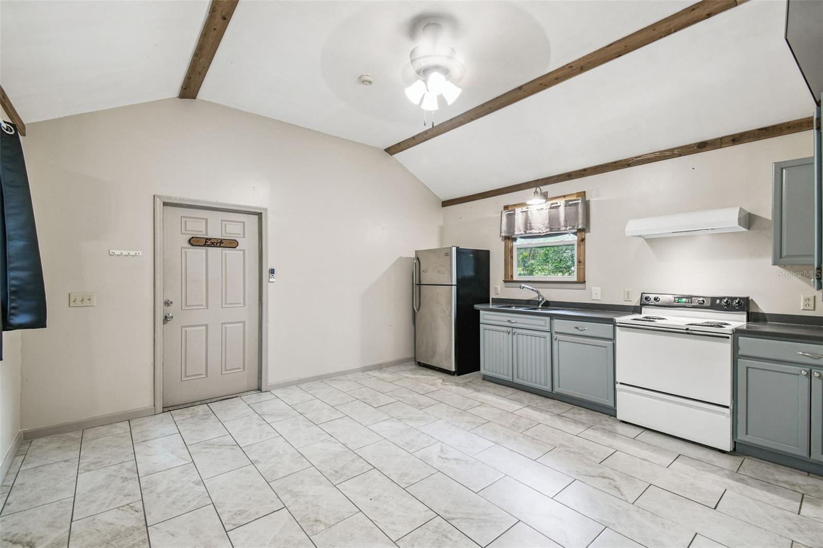 DEER HAVEN ESTATE UNREC - Residential Lease