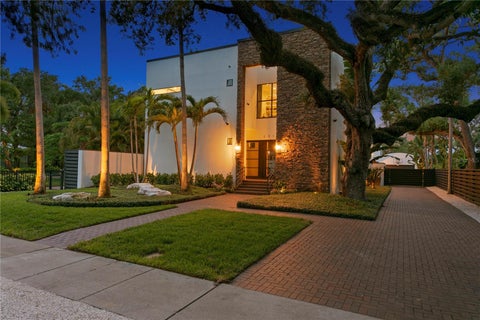 Photo of 2515 W Shell Point Road, Tampa, FL 33611 (MLS # TB8516939)