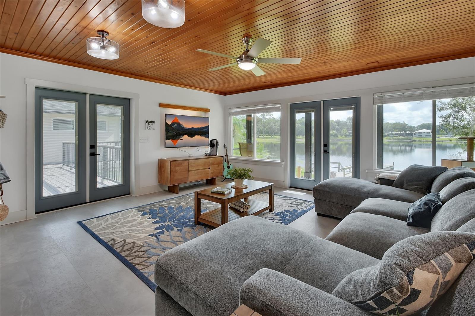 LAKE RUBY &AND LAKE BYRON - Residential