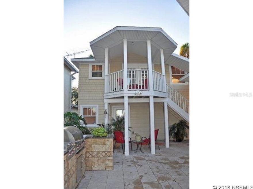 Charm, charming, and more charm! Cozy second story river view efficiency.  One bedroom, one bath.  Perfect for tenants that want to be close to the river in a quiet, safe neighborhood. Walking distance to Canal Street, shops and restaurants. Enjoy evening strolls on the long stretch of sidewalk along the river. Short distance to the beaches. Breathtaking views. Nothing quite like this one.  It won't last long.Owner will pay Electric,cable, & internet with an additional $200 a month