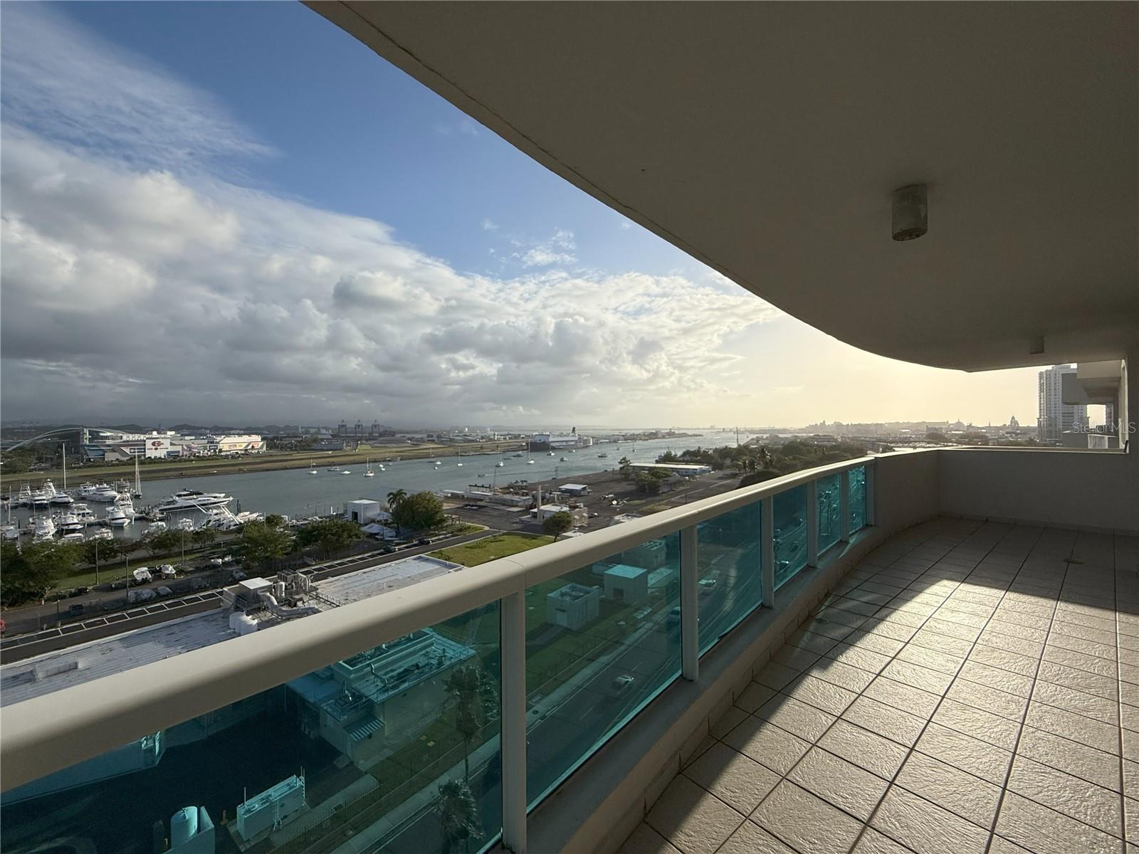 FOR RENT – MILLENNIUM CONDOMINIUM, SAN JUAN, PR 00901
3 Bedrooms | 2.5 Bathrooms | Prime and exclusive location near Old San Juan, Condado, and the airport.
Enjoy breathtaking views of the San Juan Yacht Club from this elegant apartment in the highly sought-after Millennium Condominium. Equipped with: All kitchen appliances, washer and dryer, and air conditioning units in all bedrooms and the living room.
Condominium Amenities:
24/7 Valet parking
Security and concierge
Full power generator and water cistern for the entire building