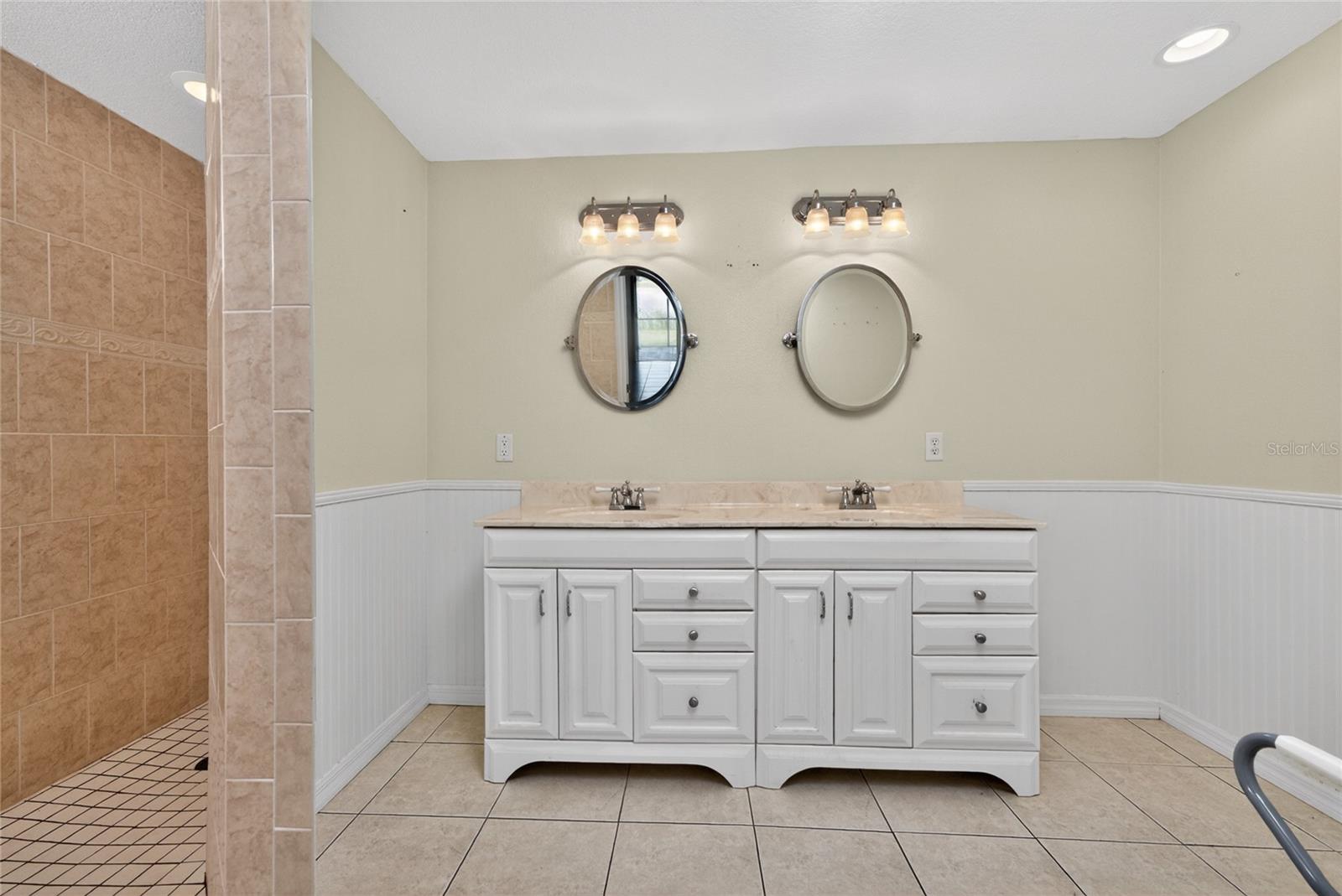 CASA DE MEADOWS - Residential