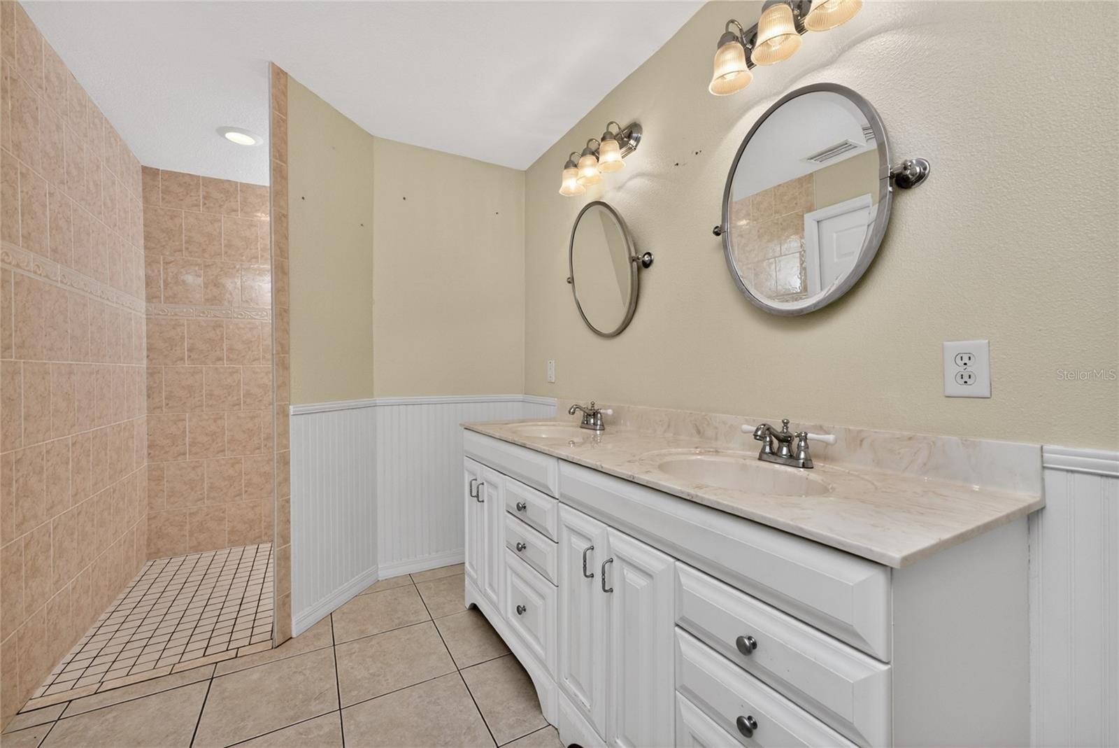 CASA DE MEADOWS - Residential