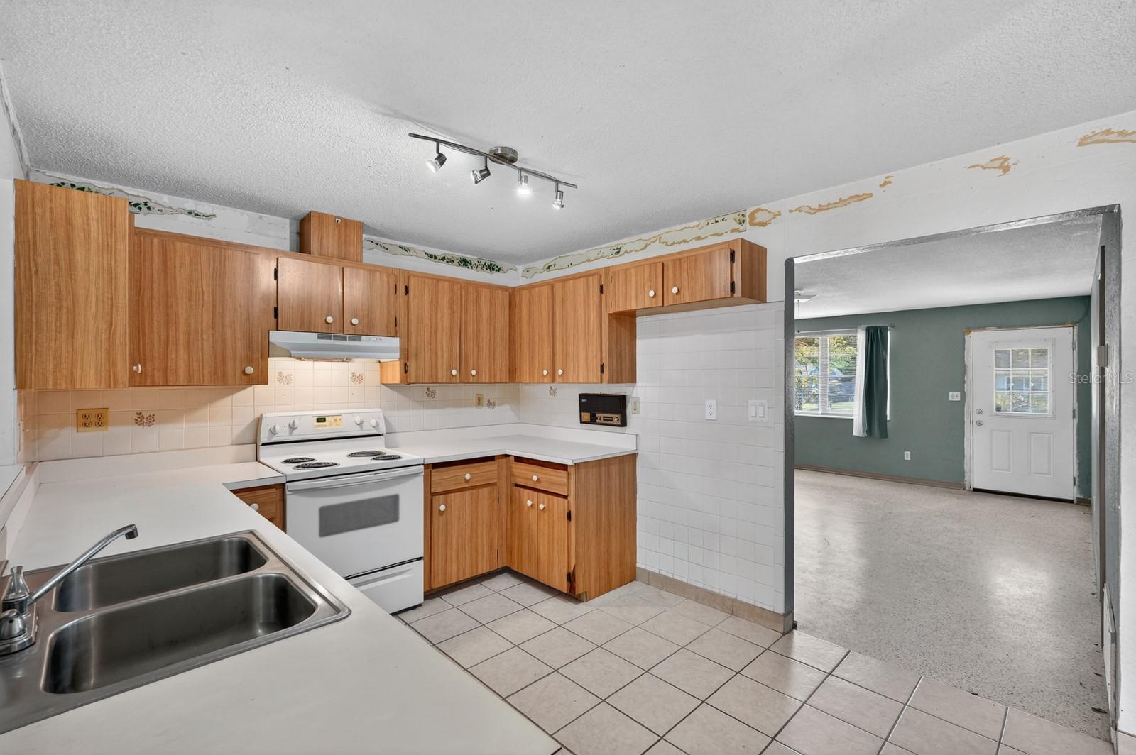 RIVIERA MANOR - Residential