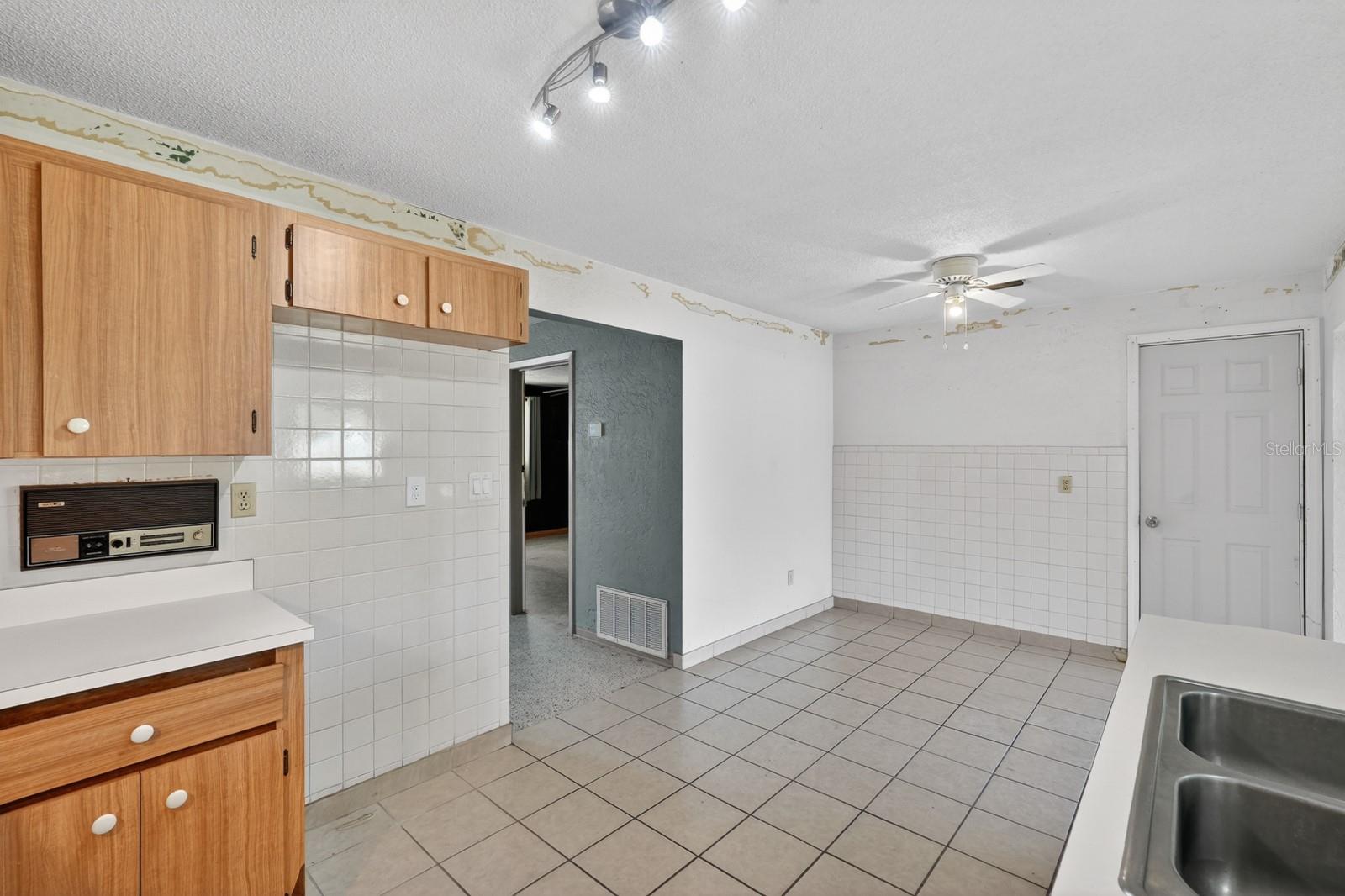 RIVIERA MANOR - Residential