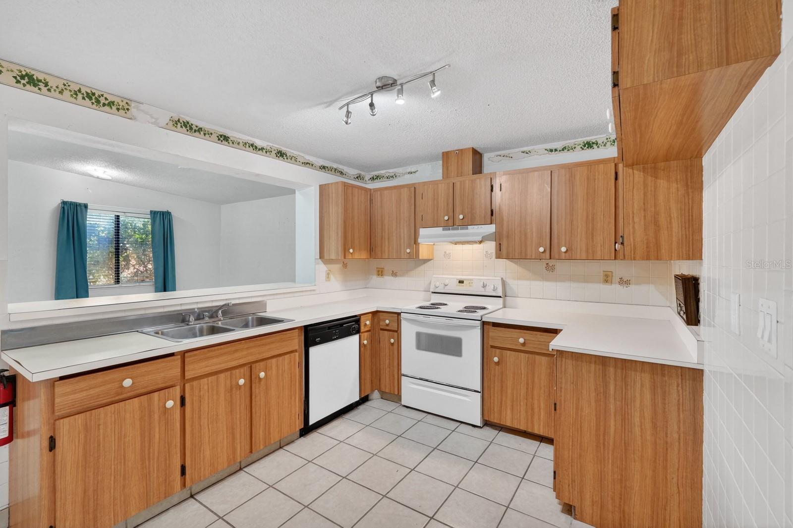 RIVIERA MANOR - Residential