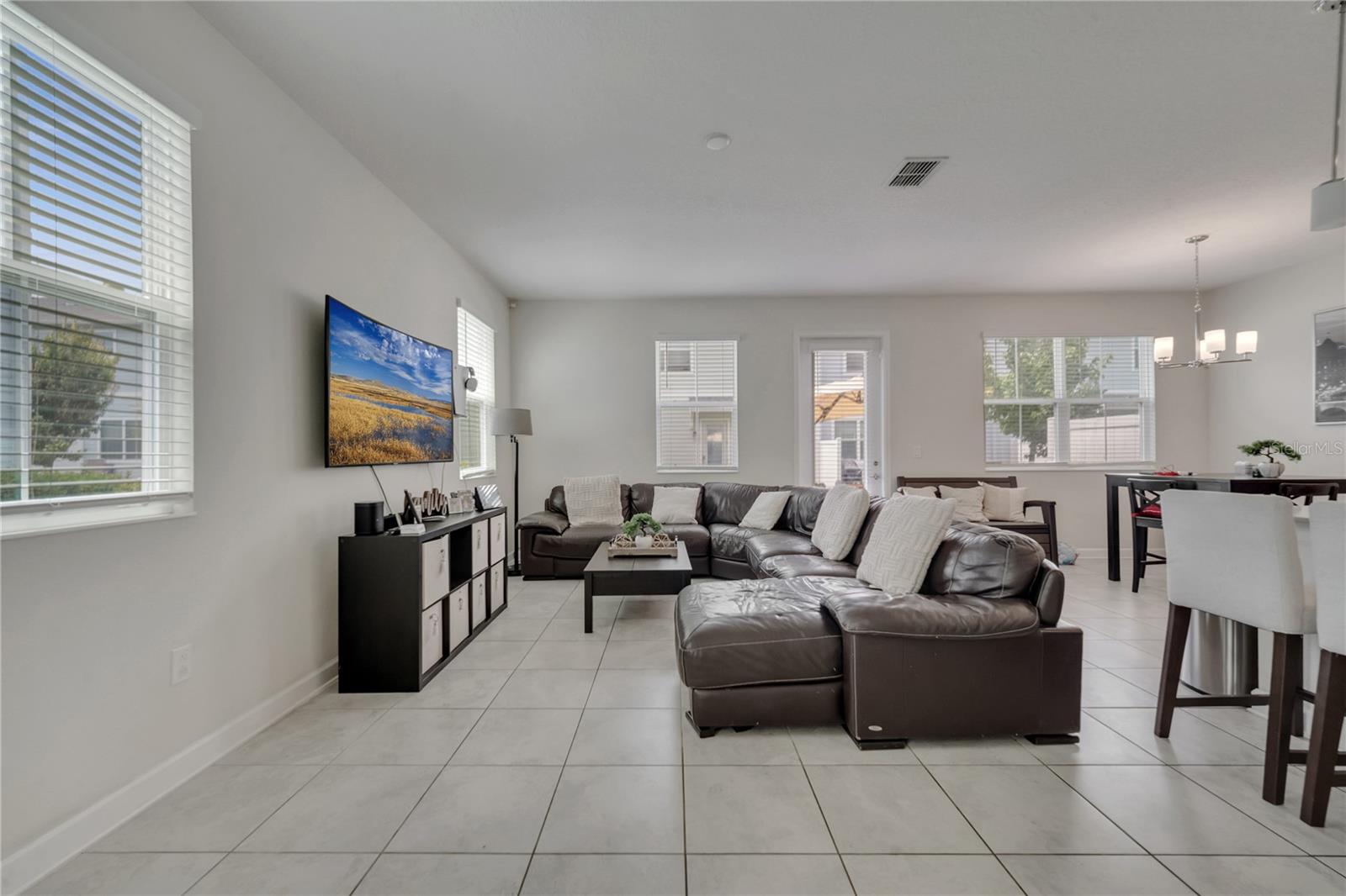 STOREY LAKE 25TH - Residential