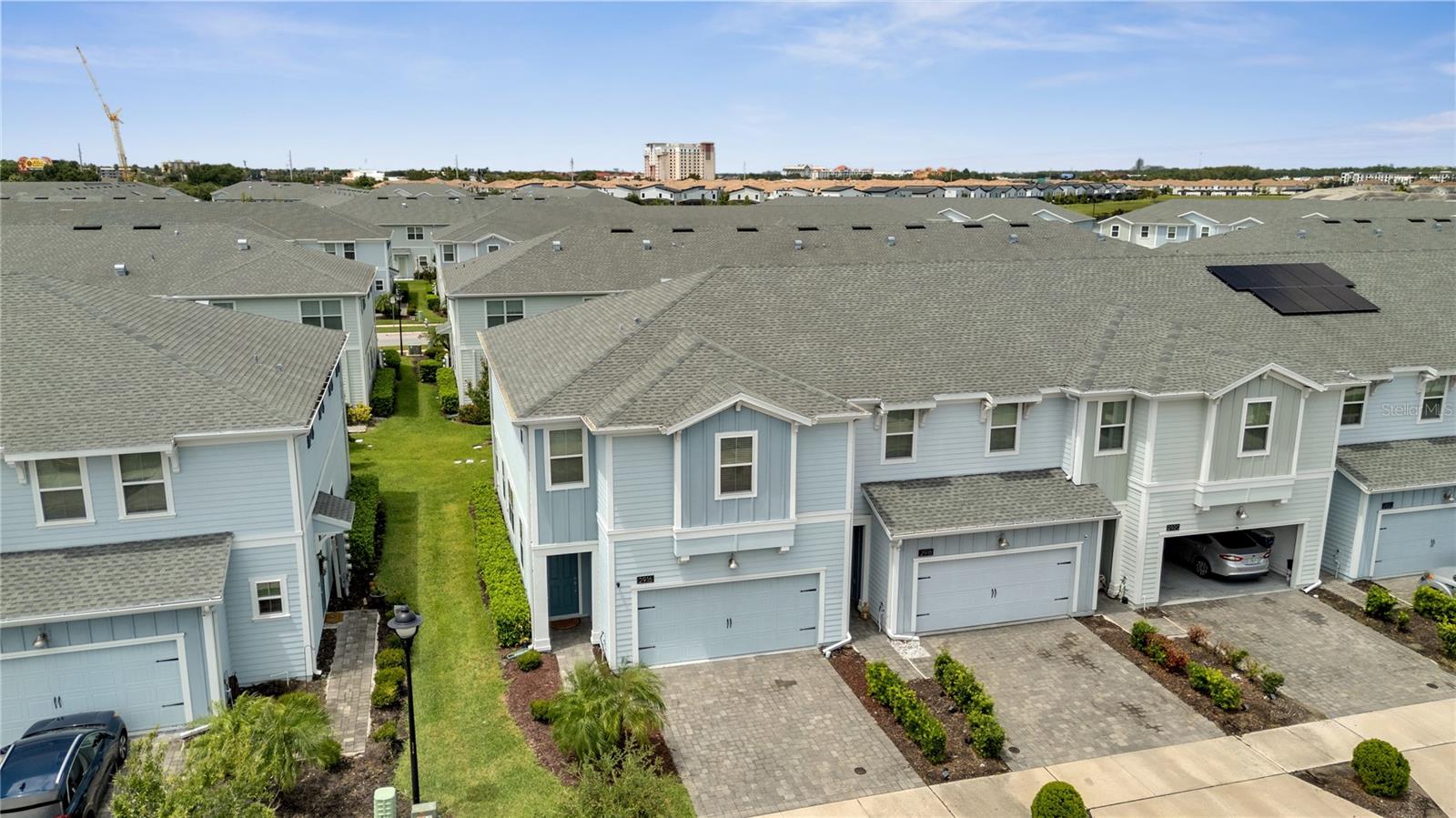 STOREY LAKE 25TH - Residential