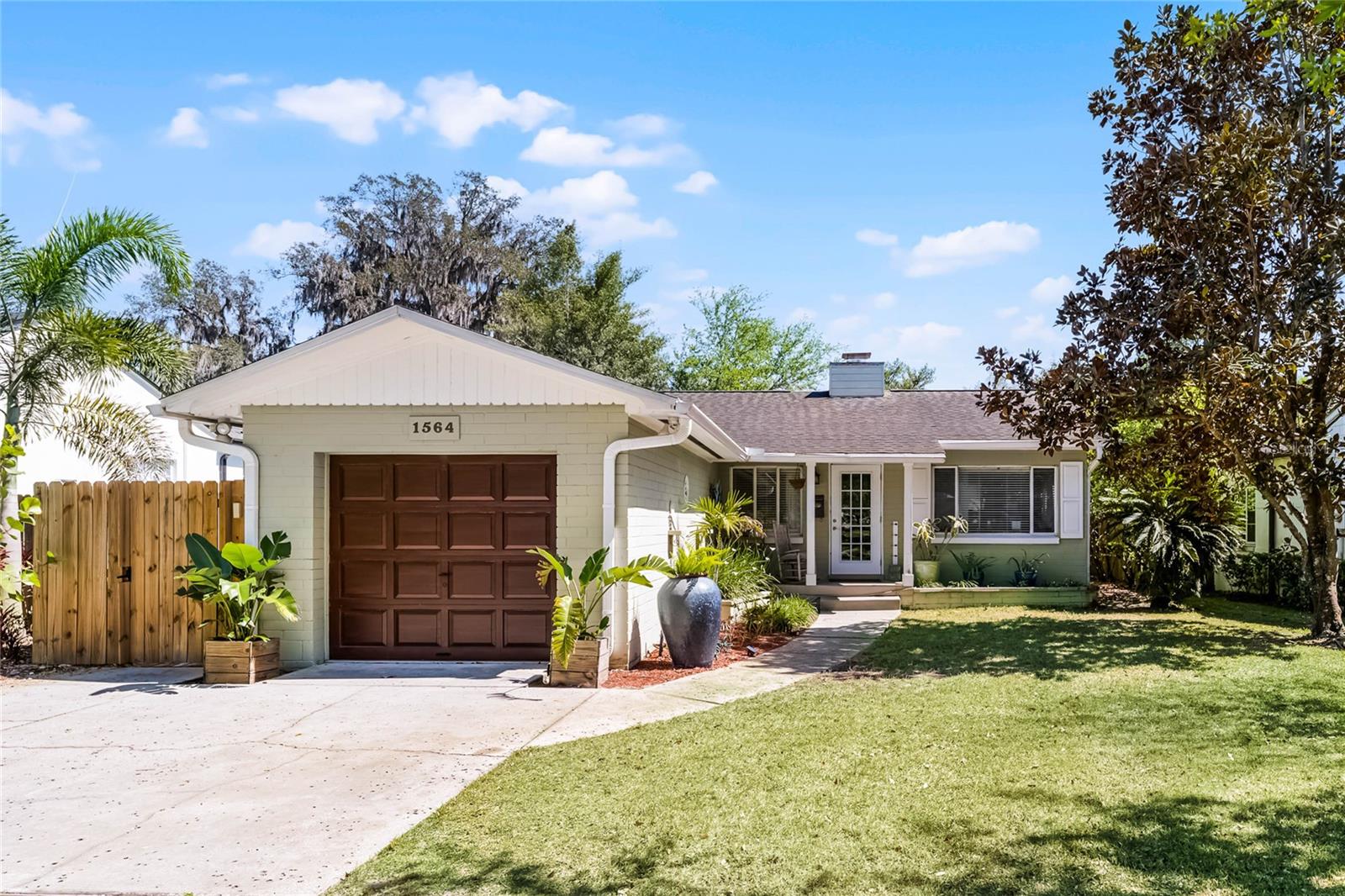 Fabulous location in one of Winter Park's most sought-after neighborhoods. Orwin Manor features tree-lined streets and historical homes just minutes from Park Ave, Hannibal Square, Rollins College, premier restaurants and shoppes, and quick access to I-4.