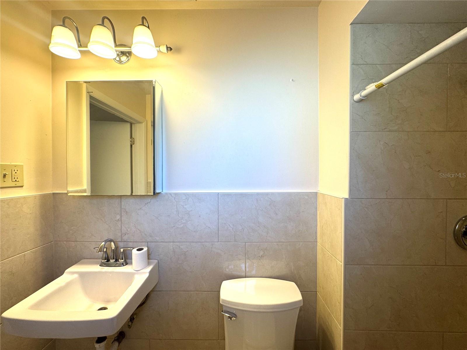 OAKLAND ESTATES 1ST SEC - Residential Lease