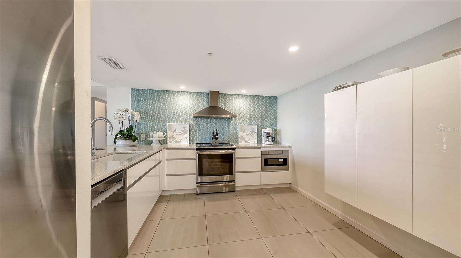SUNSET TOWERS - Residential Lease