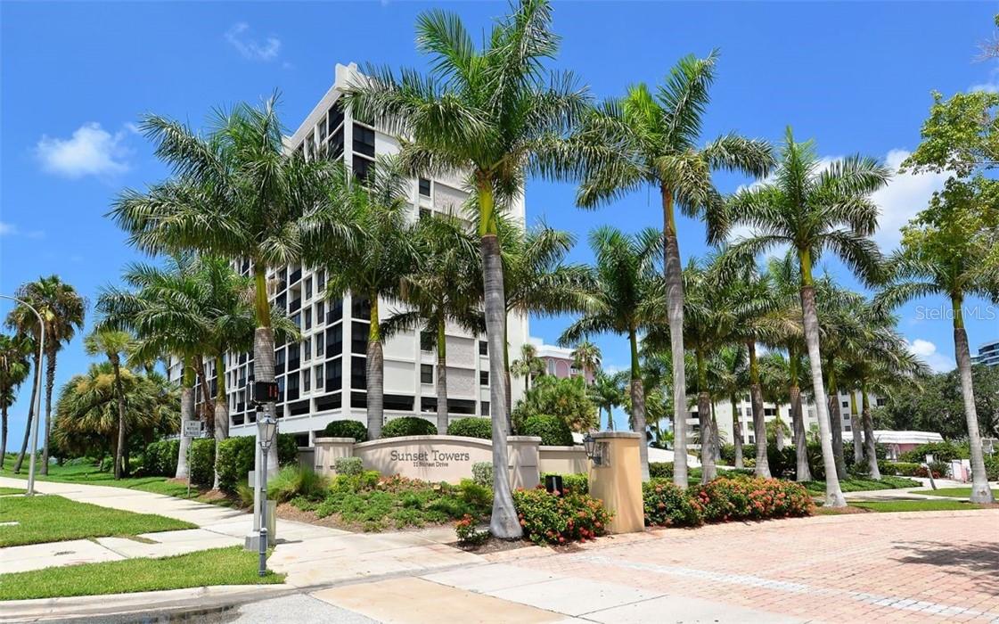 Best priced waterfront condo Downtown Sarasota. WOW what a remodel, well done! All new remodeled front corner unit with breath taking sweeping views. The 01 units in Sunset Towers have direct Sarasota Bay/ intercoastal views. This turnkey furnished 21st century Art deco sleek modern style is amazing and a must see. All top notch brand new appliances and furnishings. Sit on your direct front water view balcony to see it all. Walk to all you favorite activities in downtown Sarasota or just relax at Maria Jacks Bayfront park and watch the boats come in and out. This building is a 3 month minimum.