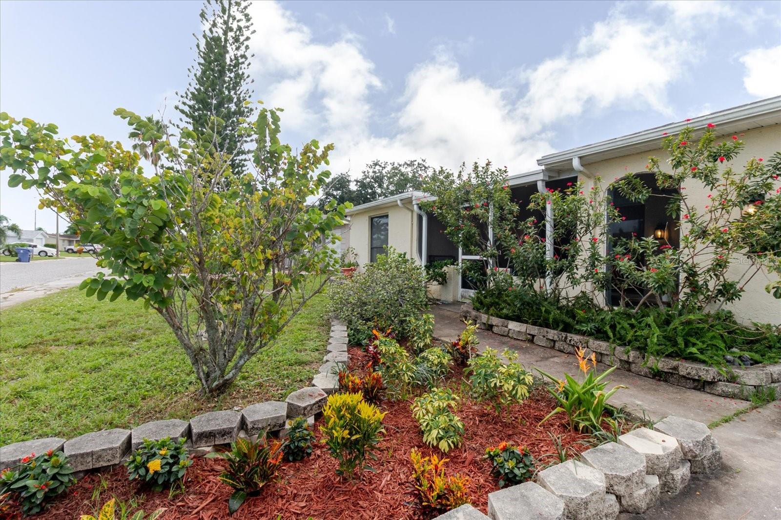 2 Bed, 2 Bath Home with 1-Car Garage in Holiday FloridaThis 2-bedroom, 2-bathroom home with a 1-car garage offers comfort, convenience, and a great location in sunny Holiday, FL.?? Features Include:Spacious open-concept living and dining areaKitchen with ample cabinet space and breakfast bar Generously sized primary suite with en-suite bathroomUpdated guest bathroomScreened-in lanai perfect for relaxing or entertainingFenced backyard – ideal for pets or gardeningAttached 1-car garage with laundry hookups and storage?? Location Highlights:Quiet, established neighborhoodMinutes to US-19, shopping, dining, and beachesClose to Anclote River Park, Tarpon Springs Sponge Docks, and Gulf Coast attractions.
A/C 2023, HOT WATER HEATER 2025