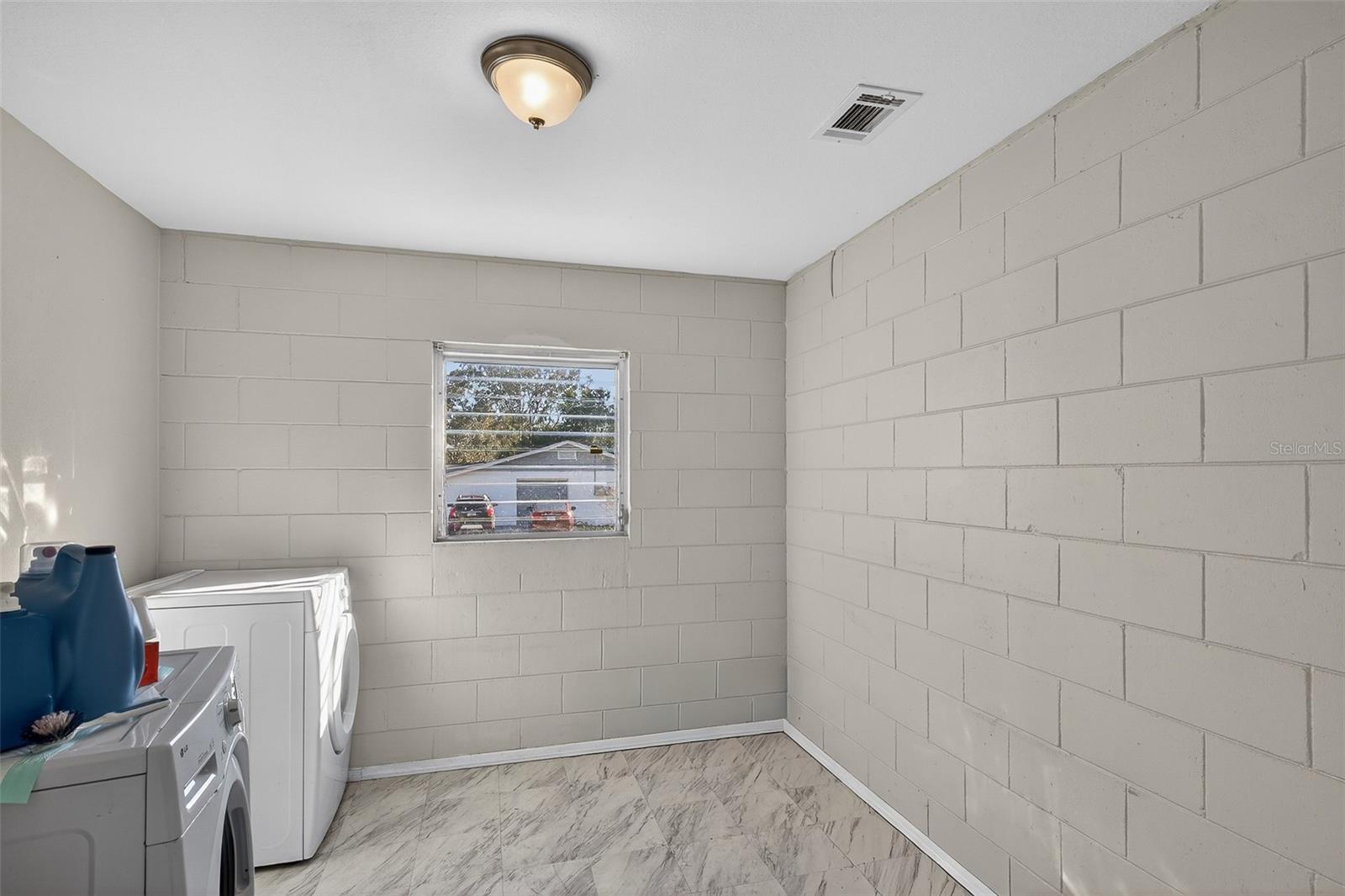 1900 FREEPORT STREET