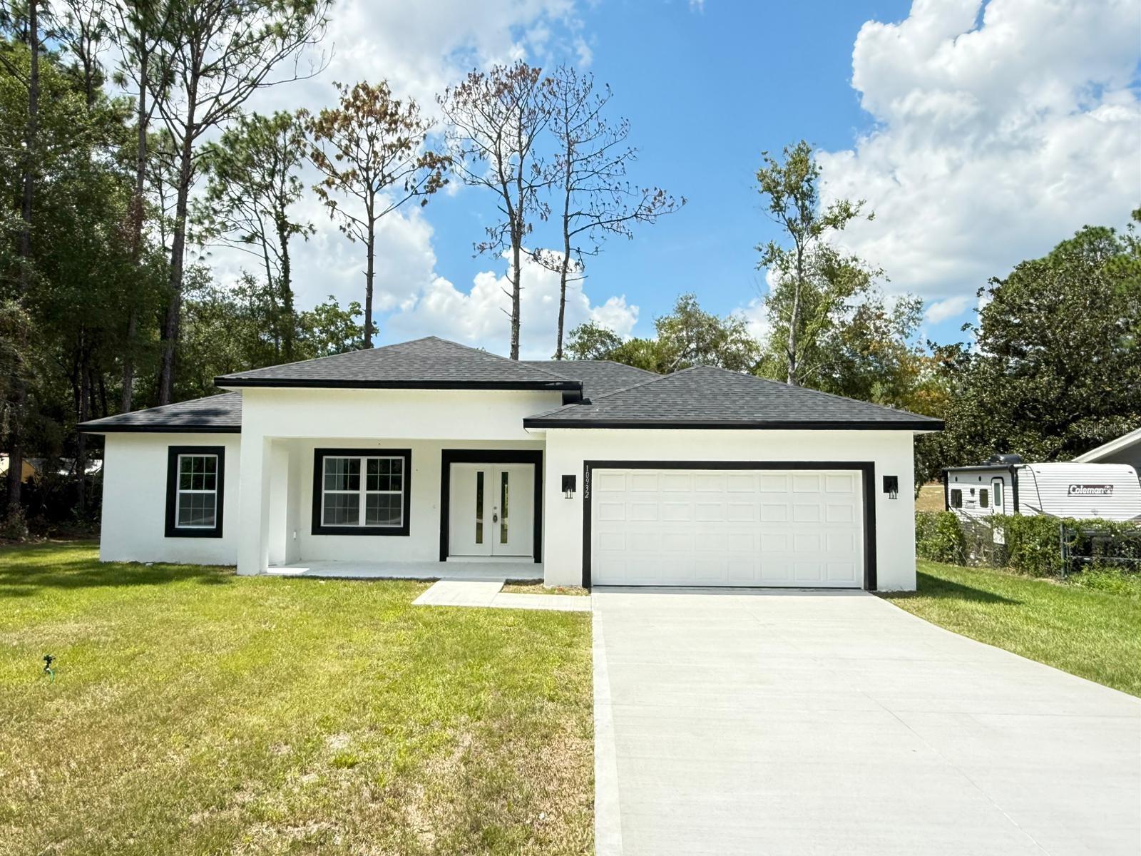 Discover this incredible newly constructed residence in Citrus Springs - Great lot with no rear neighbors. Ideal for those seeking comfort, elegance, and practicality. With 3 spacious bedrooms—all with generous walk-in closets—and 2 modern bathrooms, including an ensuite in the master suite, this home offers the perfect balance of style and functionality.
The open-concept floor plan provides an integrated, bright, and welcoming space, ideal for both everyday living and entertaining. The kitchen impresses with quartz countertops and high-performance appliances, while the living room boasts a sophisticated chandelier that adds a special touch to the space.
Located on a lot with exterior details including a charming front porch and a back porch perfect for relaxing.
In addition, there is a two-car garage, additional storage, and a separate laundry room. In a valued neighborhood, close to schools, shops, and leisure options, this is an excellent opportunity for both living and investing.
Schedule your visit and come see for yourself!