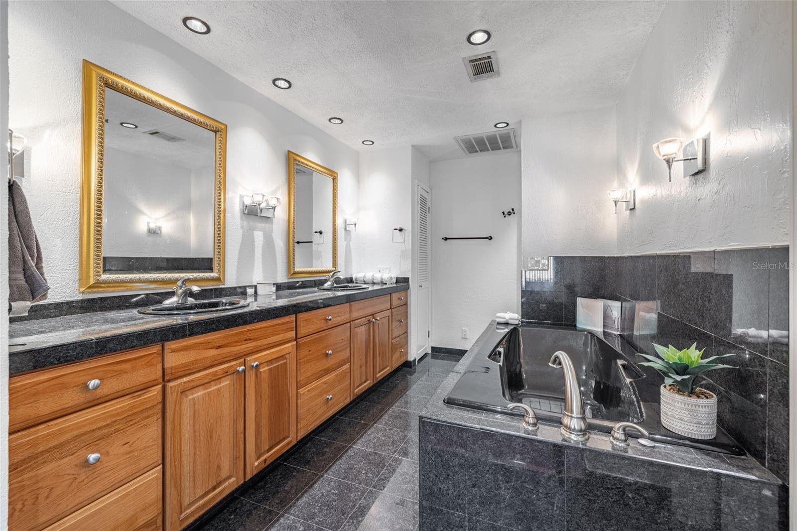 TIERRA VERDE - Residential