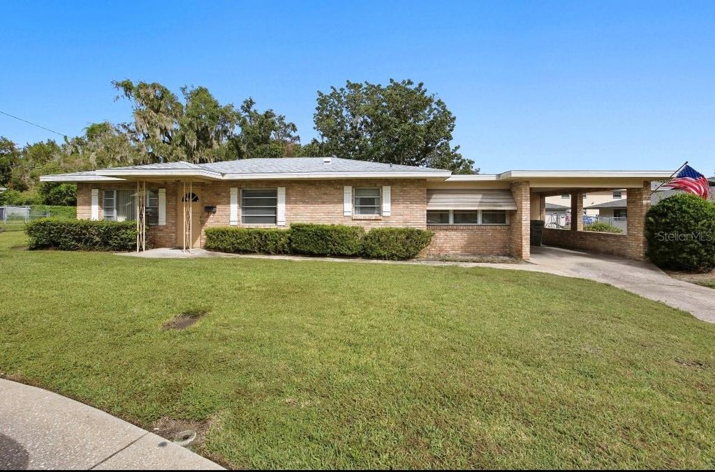 Photo of 802 Lee Street, Leesburg, FL 34748 (MLS # G5102646)