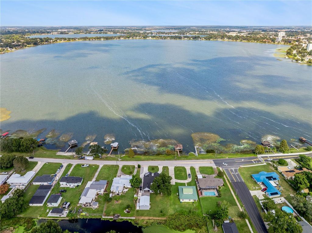 Photo of 1516 S Lake Howard Drive, Winter Haven, FL 33880 (MLS # P4936883)