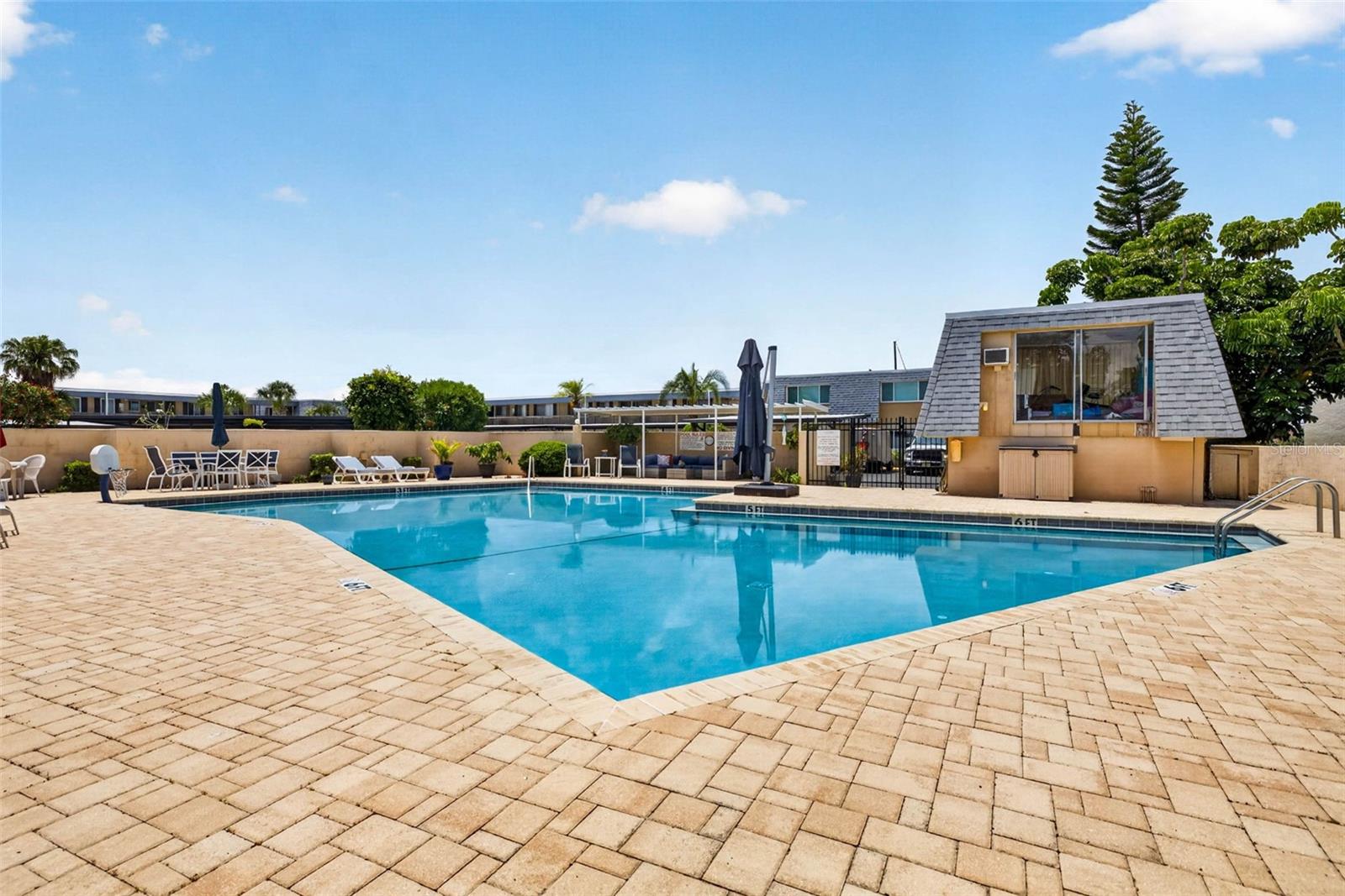 BAL HARBOUR CHATEAUX CONDOMINI - Residential