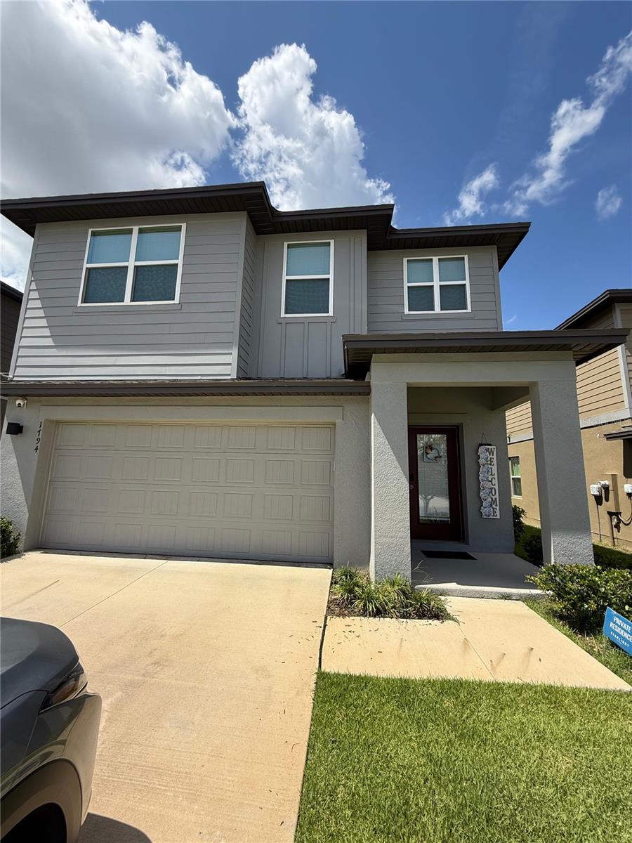 Discover this charming, fully furnished single-family home offering 3 spacious bedrooms and 2.5 bathrooms in the highly desirable Minneola/Clermont area.
House featuring a bright, open living area — perfect for relaxing or entertaining; Modern kitchen with premium appliances and ample counter space; Access to neighborhood playground; community pool under construction. Less than 3 minutes to the Florida Turnpike, a short drive to Orlando and Winter Garden for shopping, dining, and entertainment.