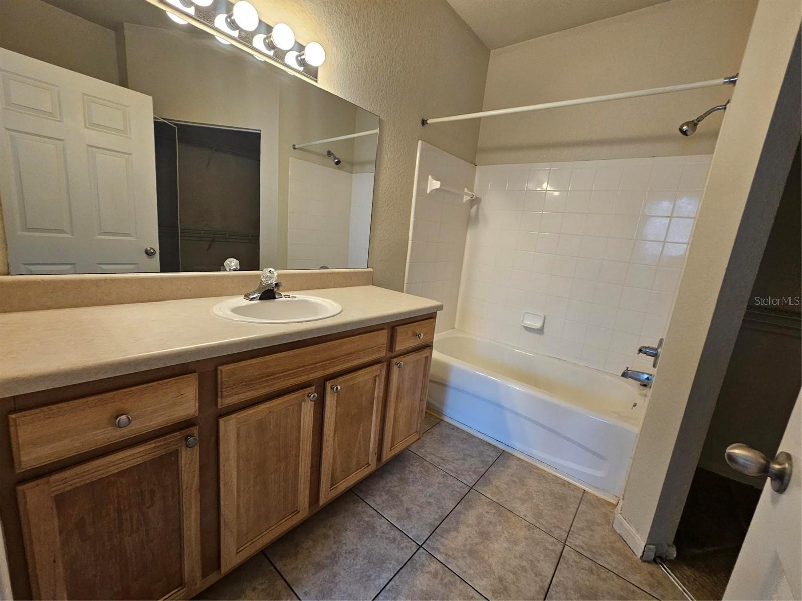 CENTRAL PK/LEE VISTA - Residential