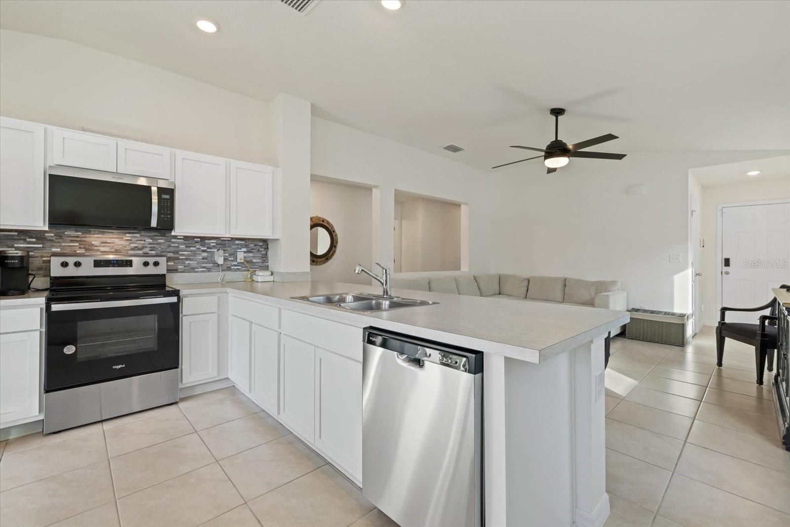 SAWGRASS LAKES PH I-III - Residential