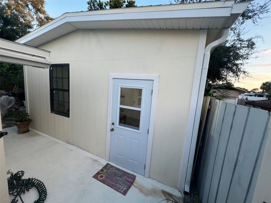 AVAILABLE NOW Brand New Studio Efficiency in The Town N Country Neighborhood of Tampa, Fl. USA. Full kitchen, Independent A/C, All Tile, Great Water Pressure. Electric and Water Included. Max 2 People. 

It is an independent open space studio with no separate bedroom. The only separate area is the bathroom .

Unfurnished.

Habló Español