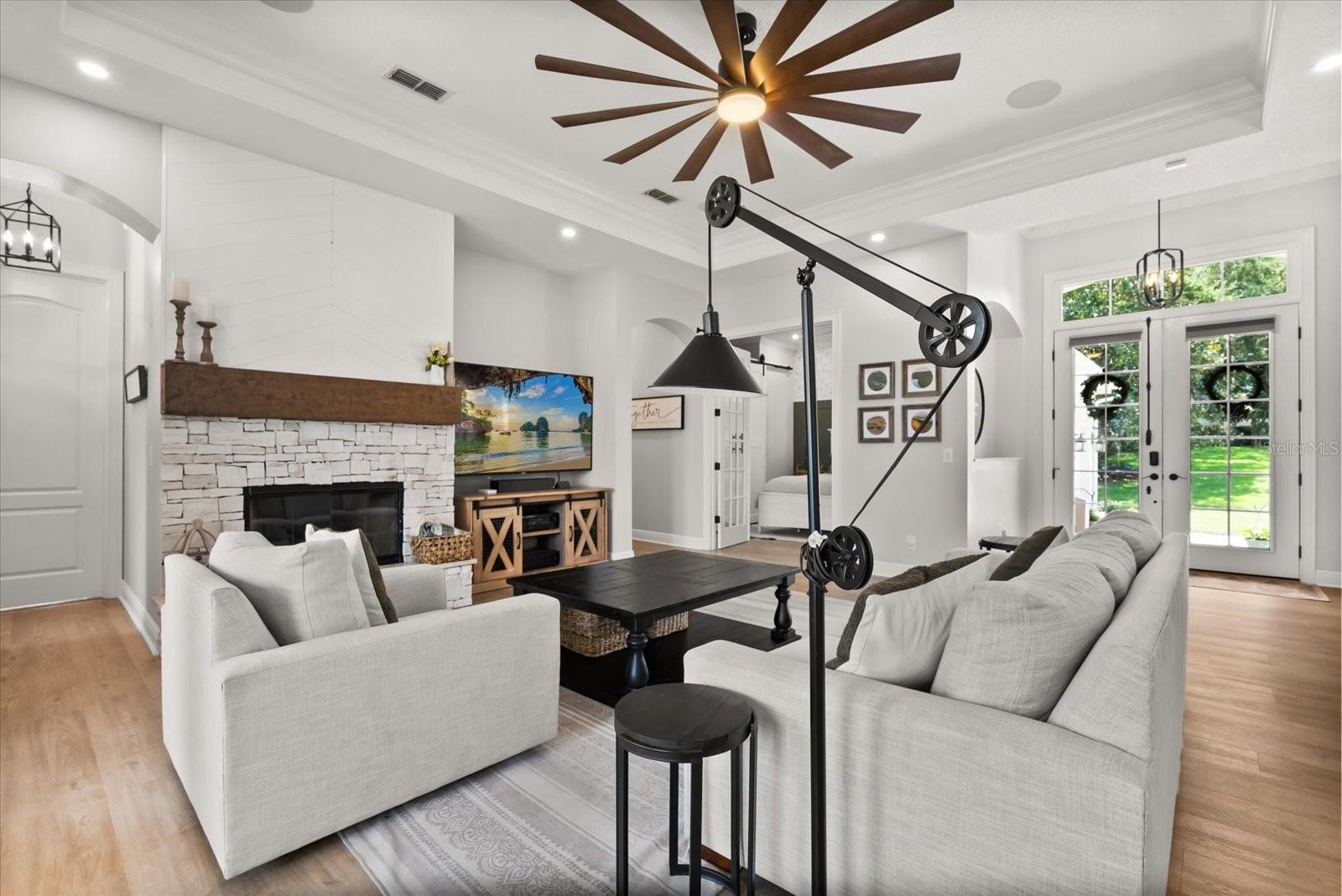 527 W BLUE WATER EDGE DRIVE