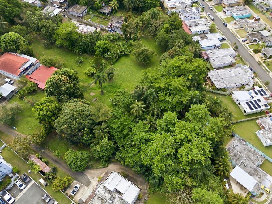 Se vende 1 cuerda de terreno en Bayamón – Sector Hato Texas

Se ofrece en venta una (1) cuerda de terreno ubicada en la carretera 862, kilómetro 1.0, en el sector Hato Tejas de Bayamón. La propiedad cuenta con topografía completamente plana, ideal para desarrollo residencial o agrícola.

El terreno colinda en su lado derecho con una quebrada, brindando un entorno natural y agradable. Además, cuenta con árboles frutales y excelente ubicación, a corta distancia de la carretera número 2, facilitando el acceso a áreas comerciales y principales vías.

Una excelente oportunidad para inversión o desarrollo en una zona tranquila y accesible.

?? Para más información o coordinar una cita, favor comunicarse con Gerardo Espinet.