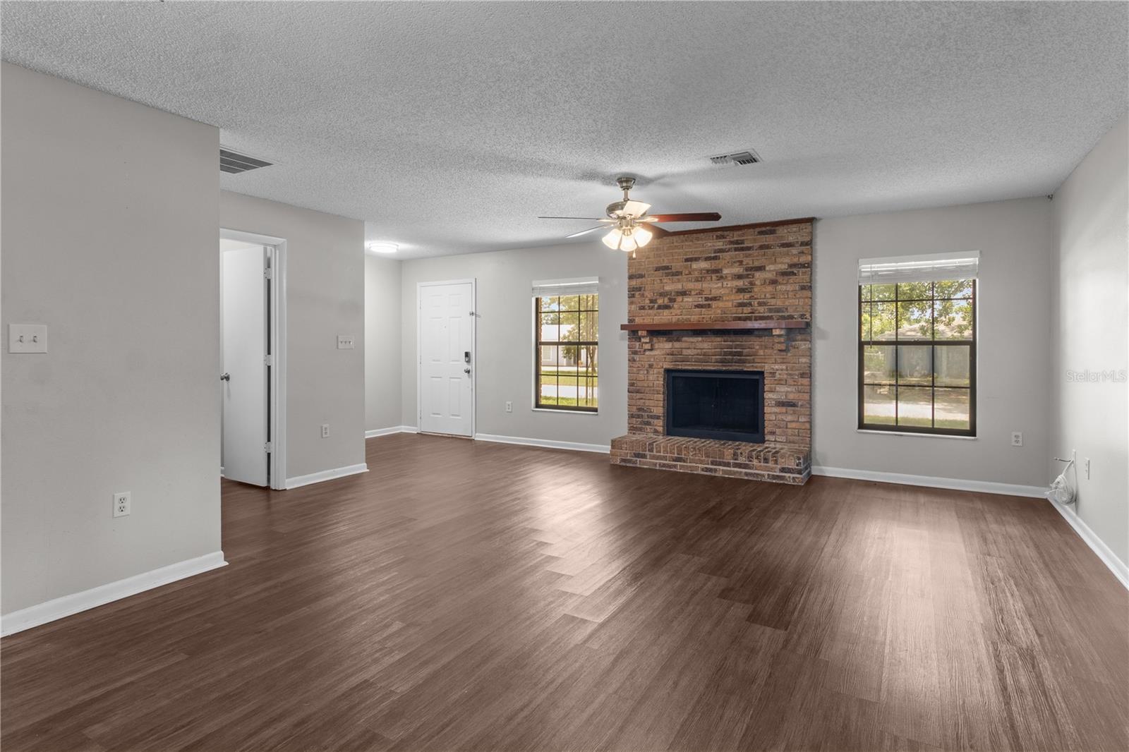 2417 ROSLYN LANE