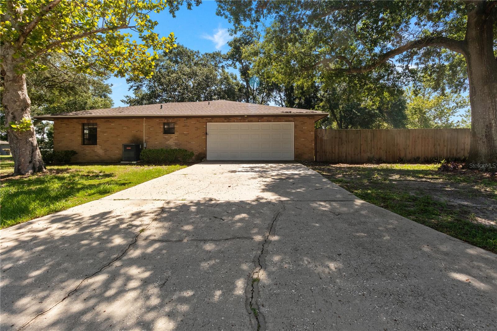2417 ROSLYN LANE