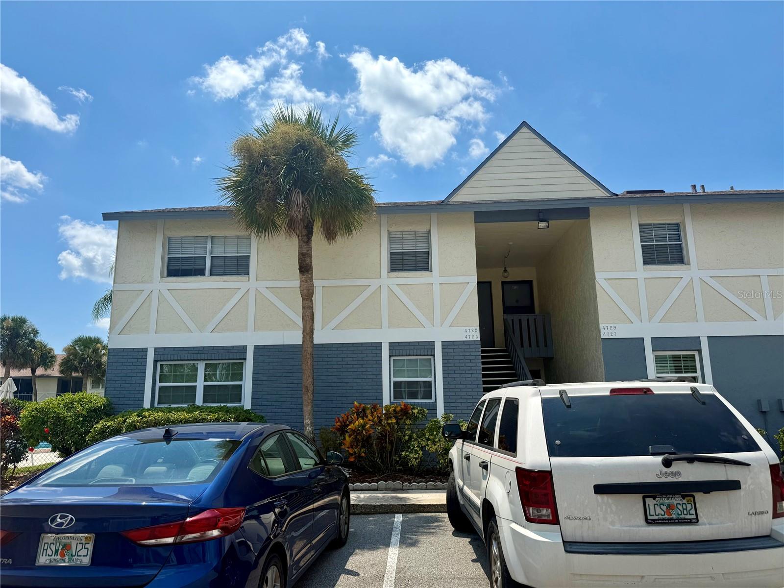 I am pleased to present a fantastic opportunity for investors. Over here in Heather Oaks we have a 2 bedroom 2 bath located right in the center of town. It needs a little bit of tender loving care. Seller, is highly motivated, cash only. Don't miss out on this great investment opportunity.