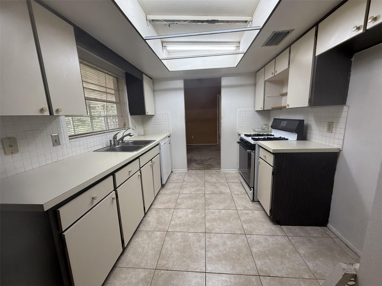 7 LAMPLITE COURT