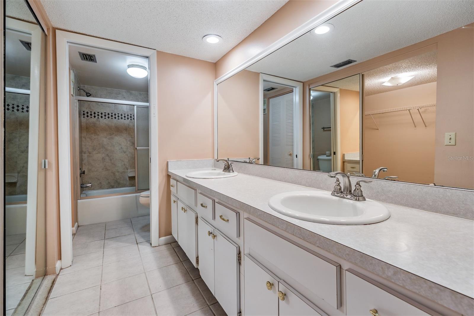 PENTHOUSE GREENS - Residential