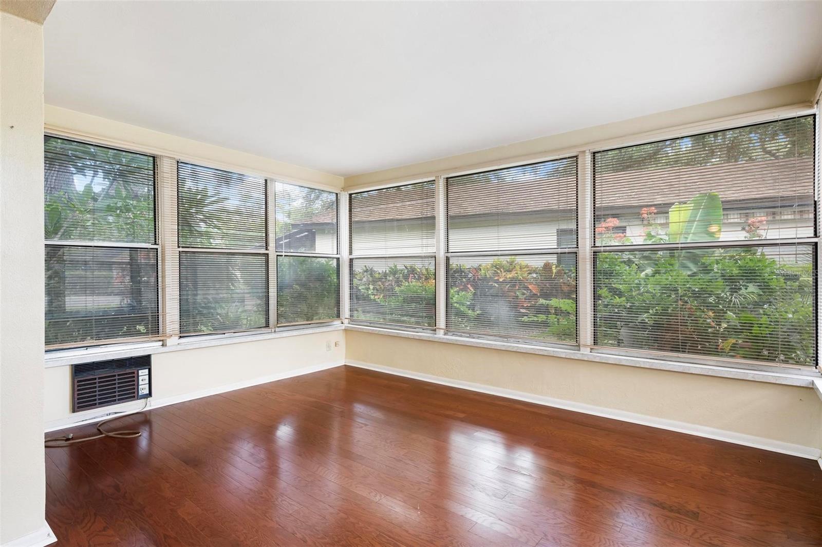 WOODSIDE VLG EAST - Residential