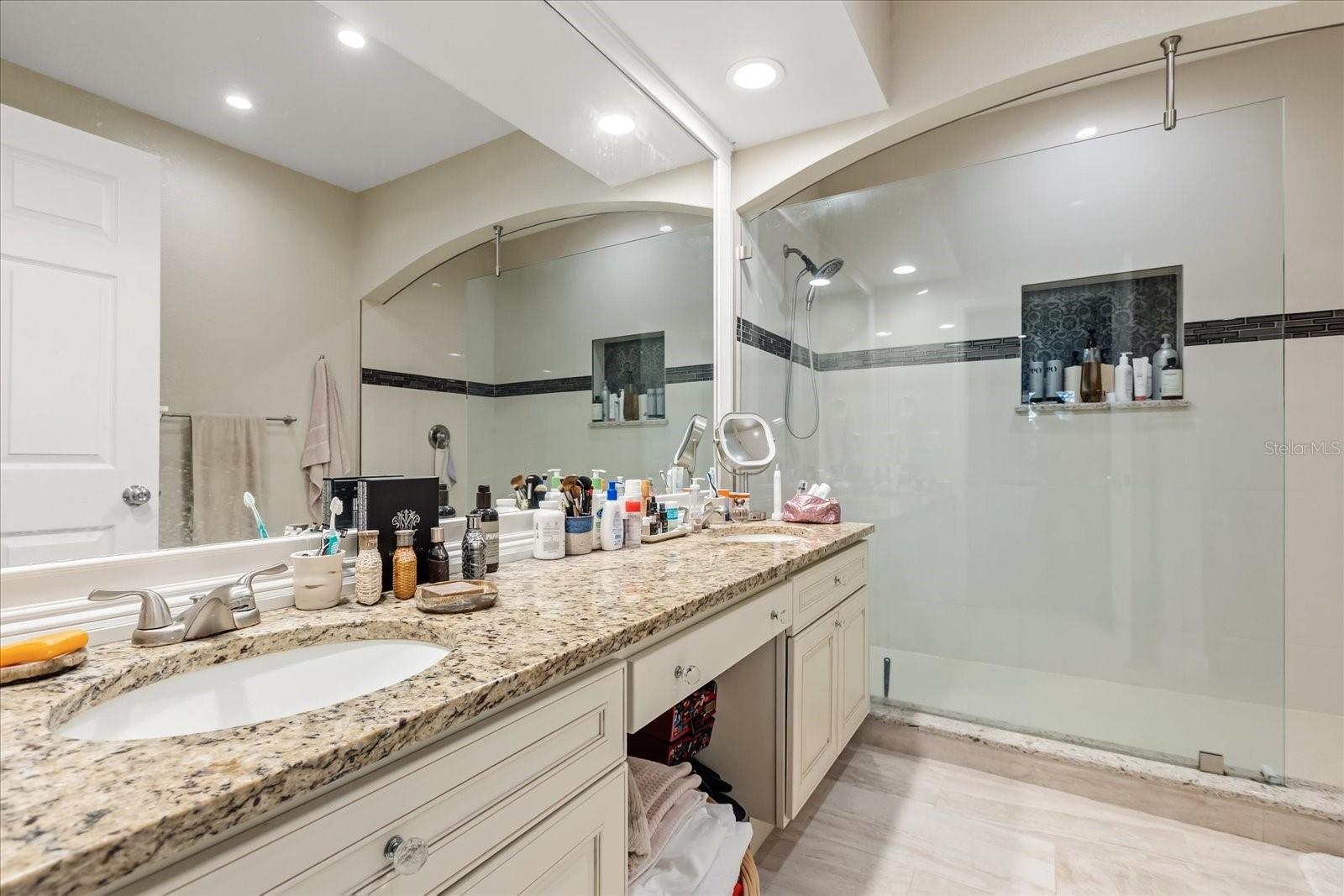 NOTTING HILL A CONDO - Residential