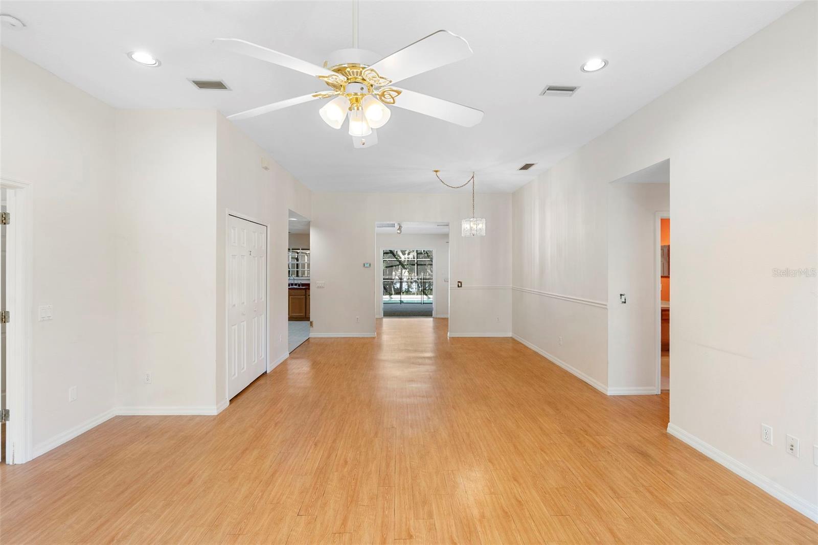 MARKHAM WOODS - Residential