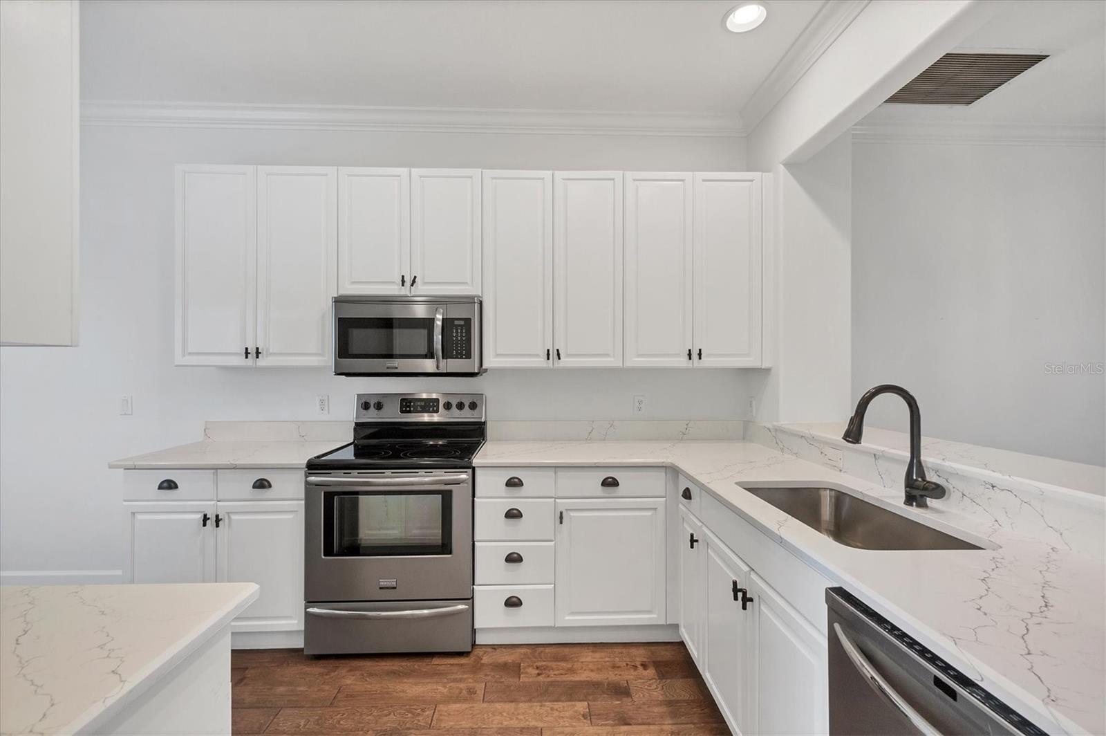 PELICAN POINTE GOLF & COUNTRY CLUB - Residential