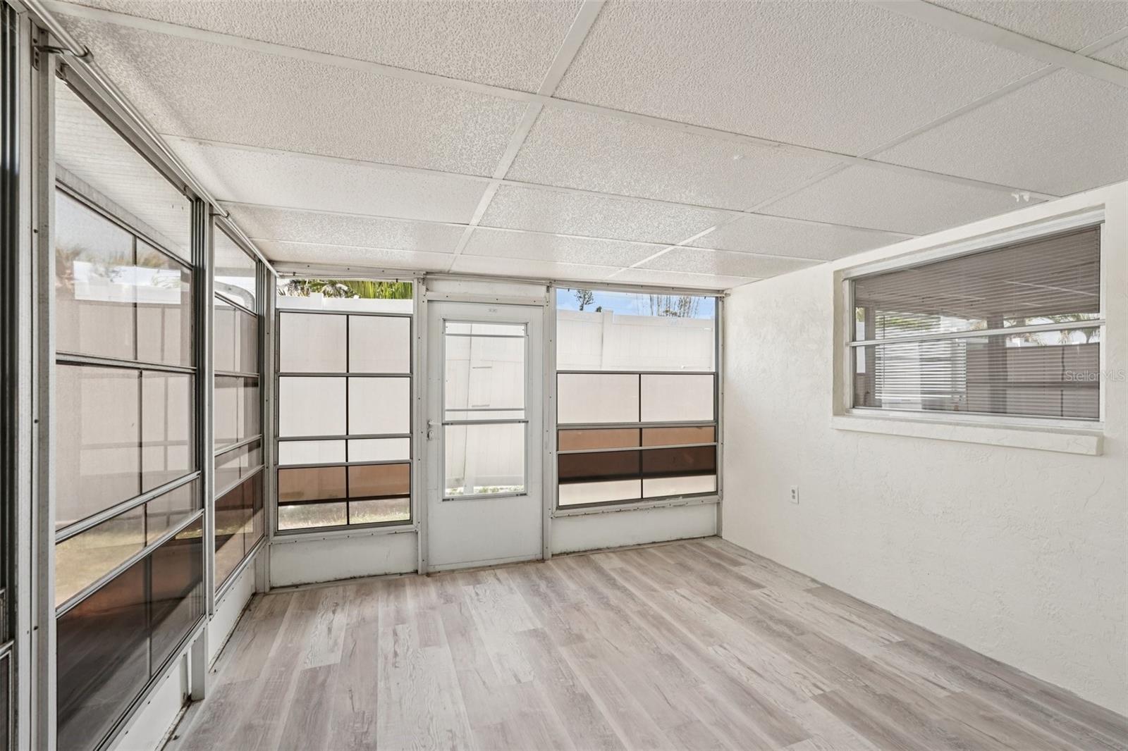 TROPICAL SHORES - Residential