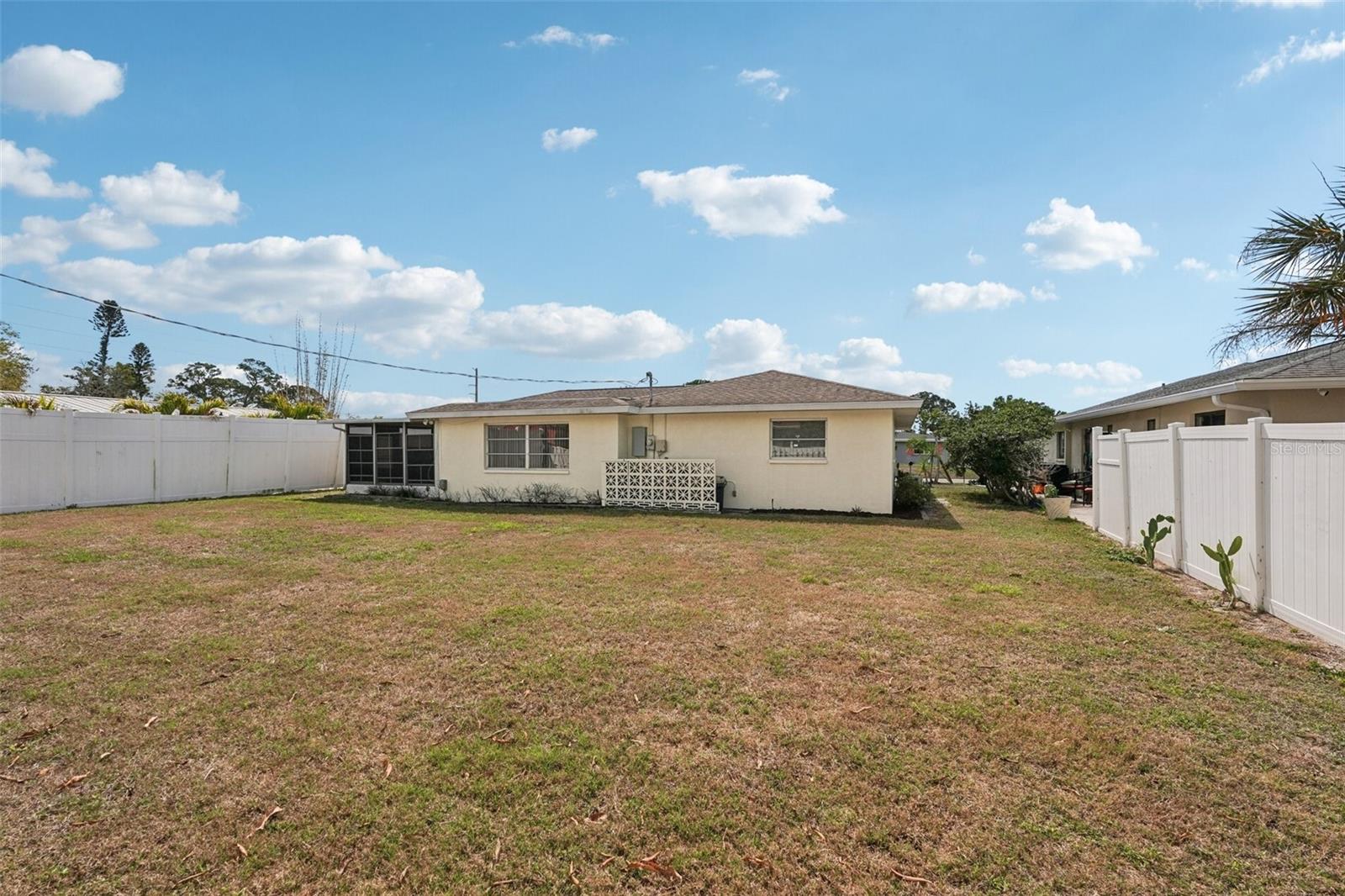 TROPICAL SHORES - Residential