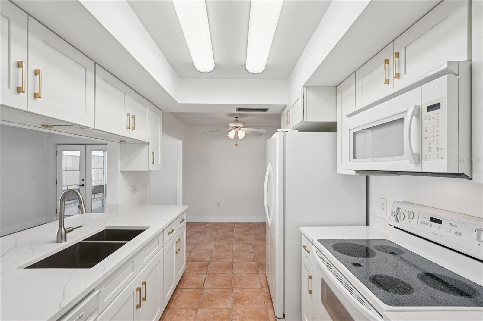 TROPICAL SHORES - Residential