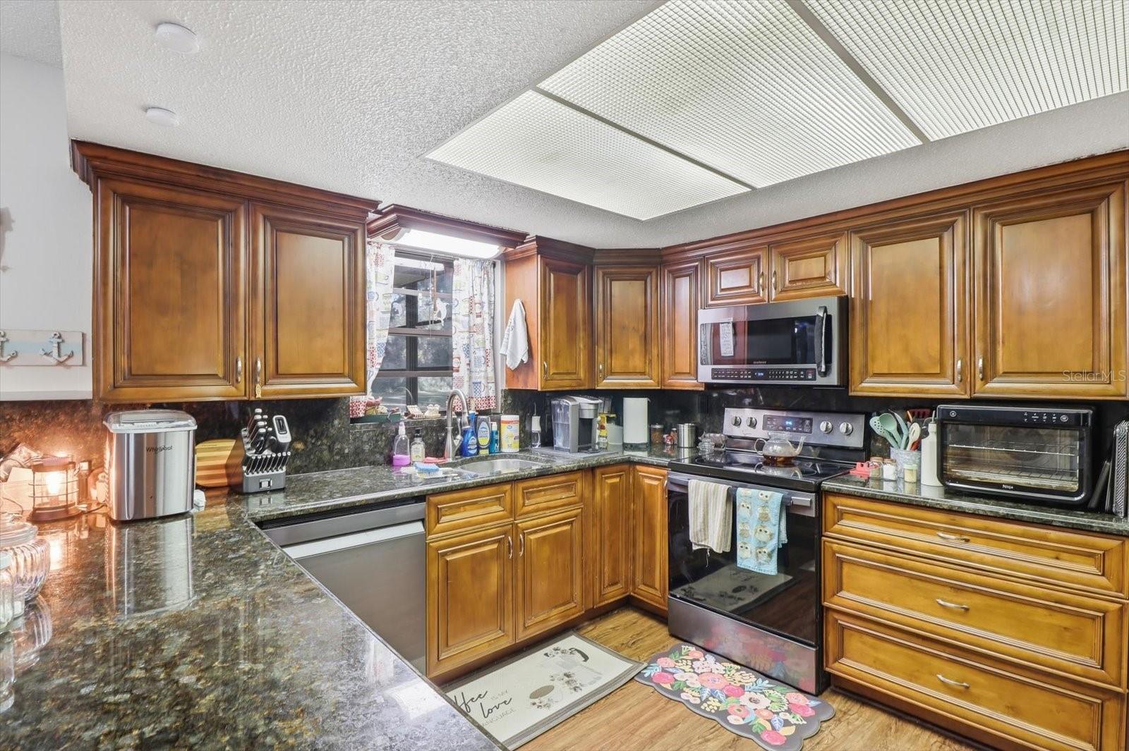 CRYSTAL MANOR UNIT 02 - Residential