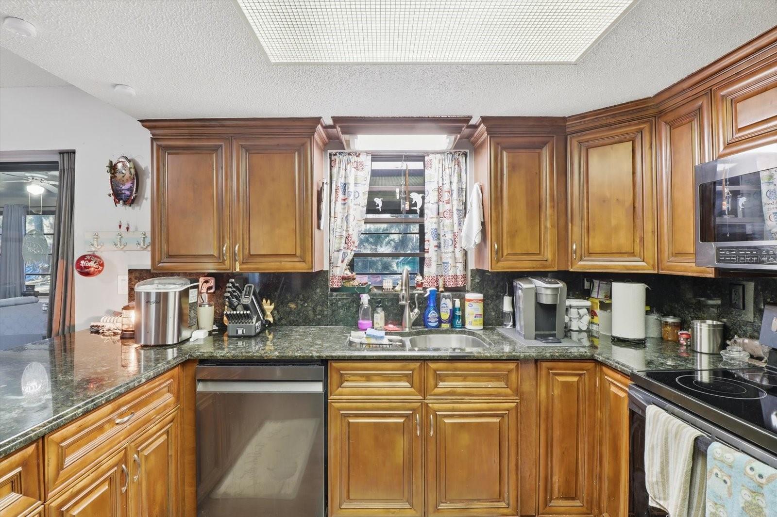 CRYSTAL MANOR UNIT 02 - Residential