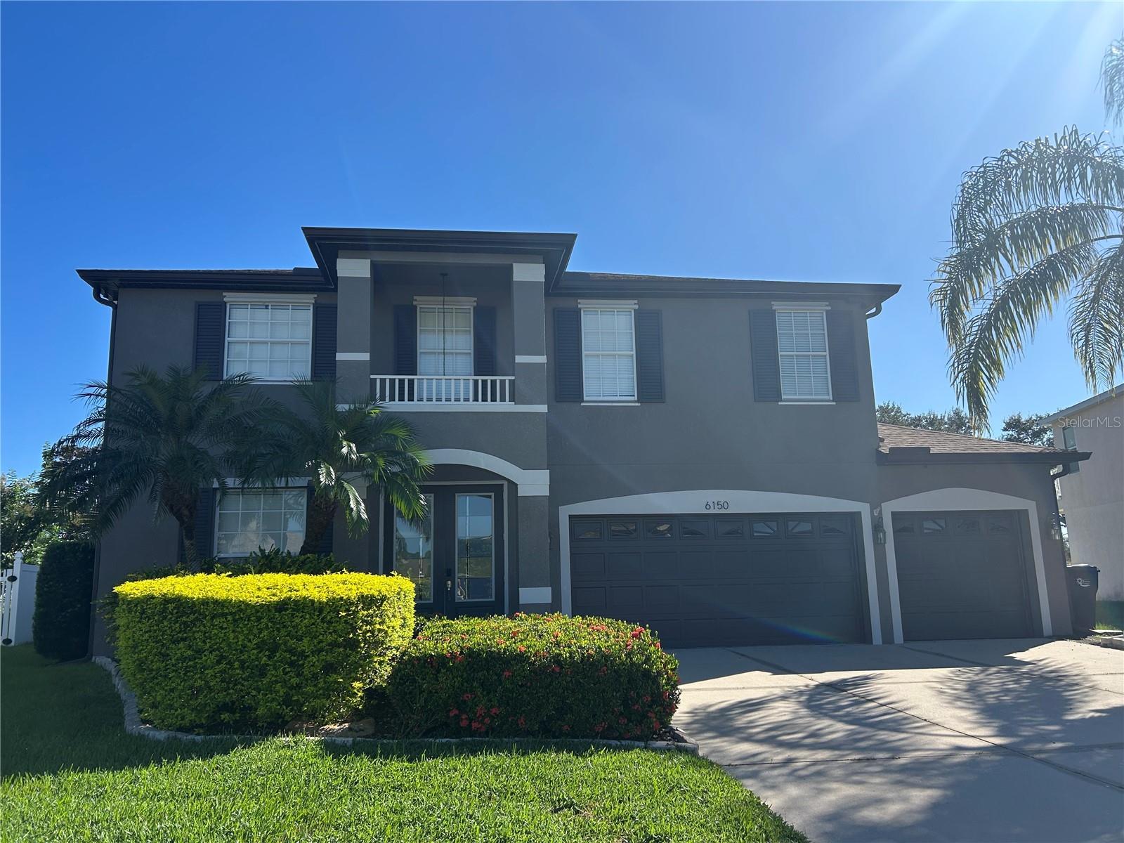 Welcome to your new home in the highly desirable Barrington Ridge community! This spacious and beautifully maintained 4-bedroom, 3.5-bathroom single-family pool home offers comfort, convenience, and style in a prime Bradenton location.
Bright, open-concept floor plan with vaulted ceilings.
Modern kitchen with stainless steel appliances, breakfast bar, and ample cabinet space.
Large primary suite with walk-in closet and en-suite bathroom featuring dual sinks, soaking tub, and separate shower. Attached 3 car garage.
Screened in lanai with a pool. Fenced in yard. 2 pets permitted with non-refundable pet fee. Pool care and lawn care included in the rent.
Active community with a heated pool, and a playground.
Great location located right off of Lockwood Ridge Road, easy commute to Sarasota.
Call today for a showing.
